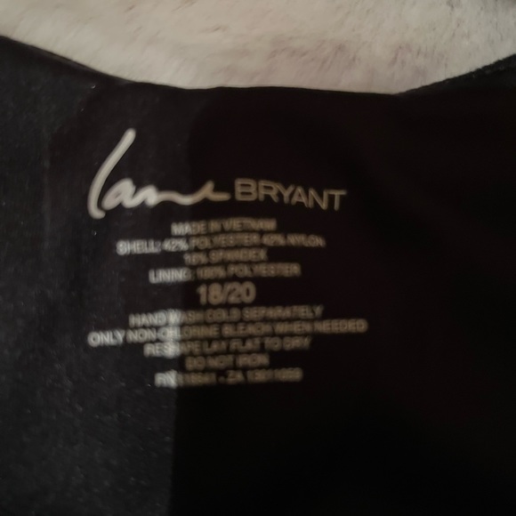 Women’s sleeveless shark bite top - Picture 2 of 3